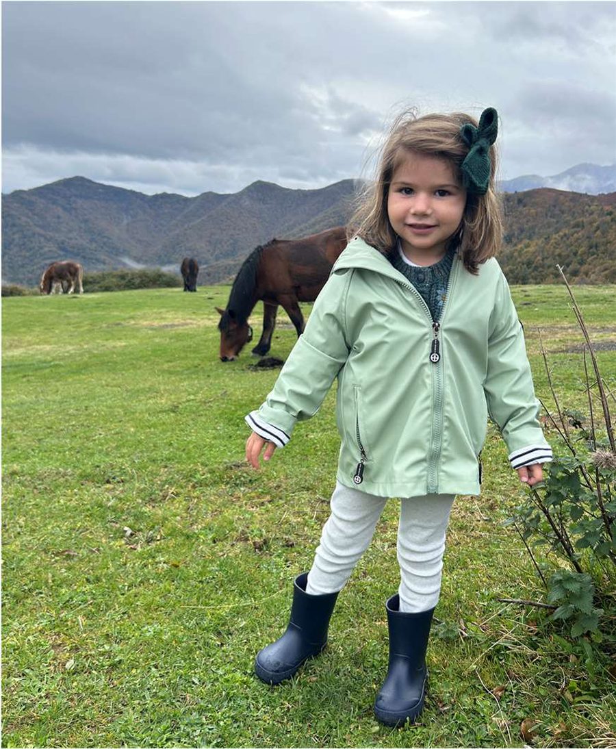 Carlota de pie en un prado verde