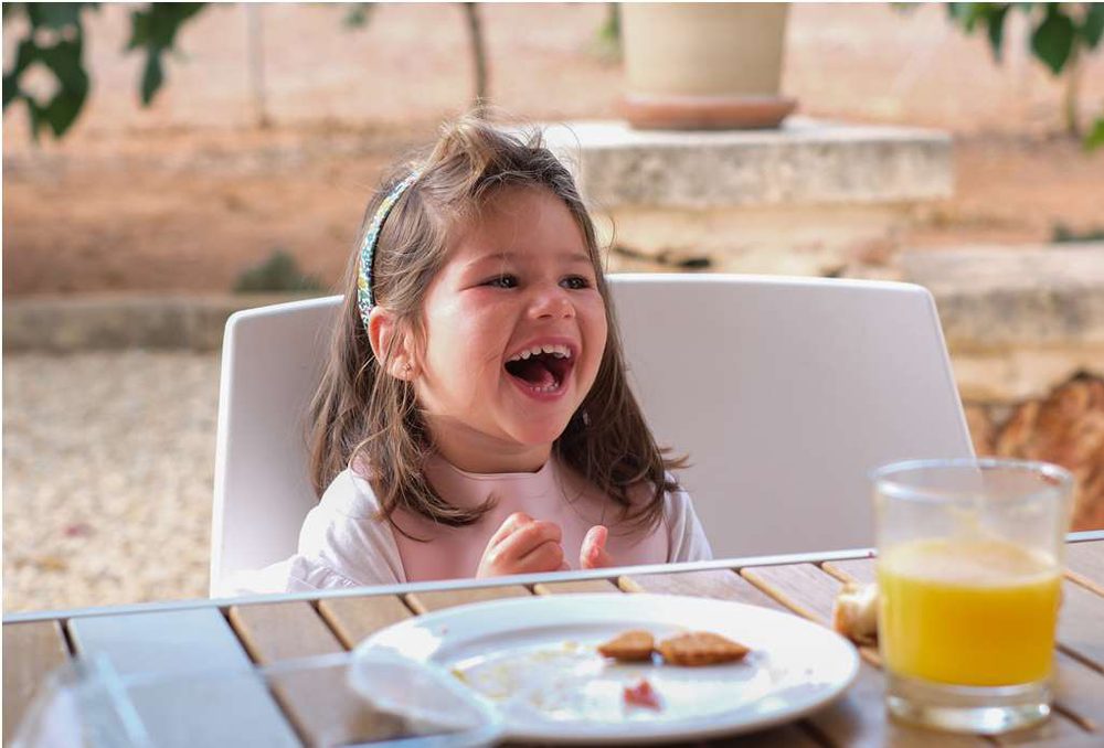 Carlota riendo durante el desayuno